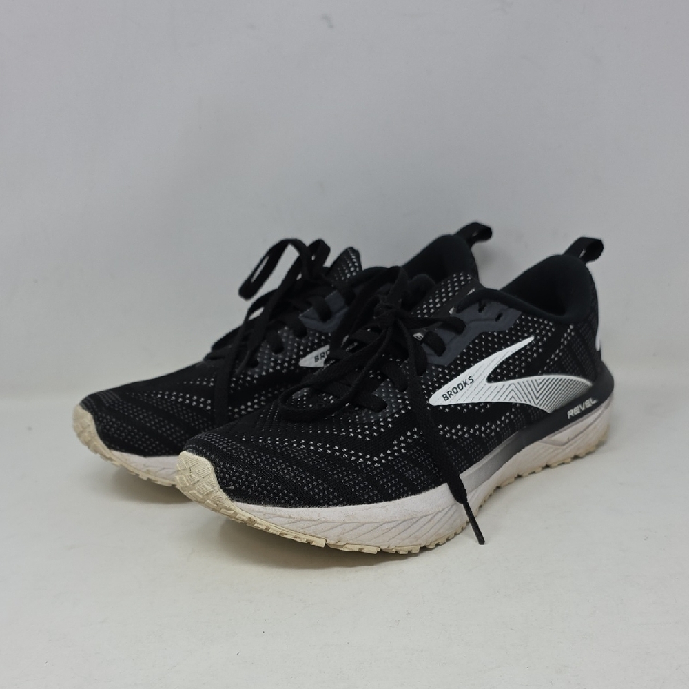 Brooks Black and White Athletic Sneakers Size 8.5